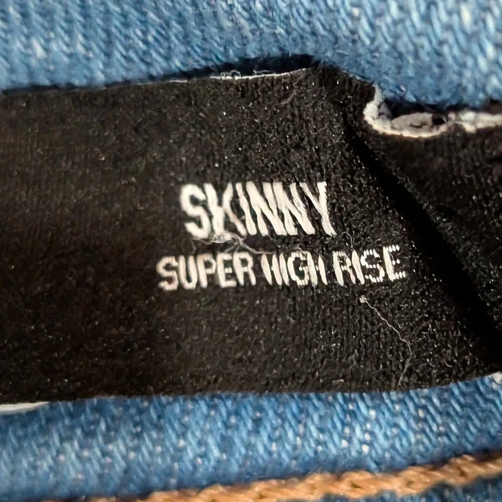 EXPRESS Super High Rise Skinny Distressed Light Wash Jeans Sz 26x27 Raw Hem Edgy
